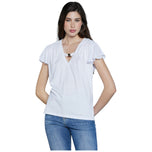 T-shirt bianca con scollo a V e maniche con volant