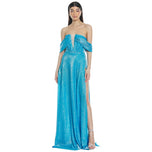Vestito lungo azzurro scintillante con spalle scoperte e spacco laterale