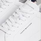 Sneakers Tommy Hilfiger bianche: lacci e cuciture con logo sul pannello