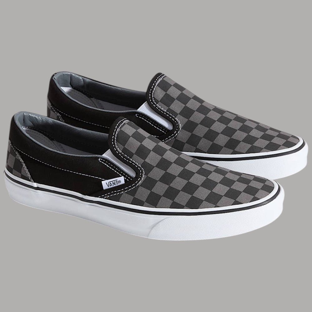 Scarpe Vans slip-on a scacchi grigio e nero, vista angolata con bordi neri