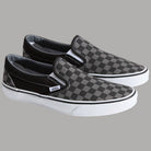 Scarpe Vans slip-on a scacchi grigio e nero, vista angolata con bordi neri