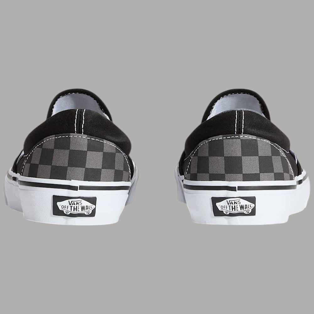 Scarpe Vans slip-on a scacchi grigio e nero, vista posteriore con logo sulla linguetta