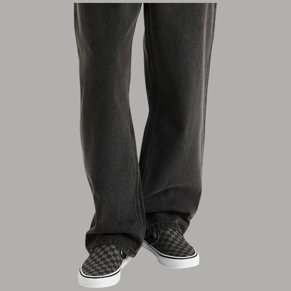 Scarpe Vans slip-on a scacchi grigio e nero, abbinate a jeans scuri