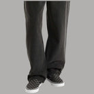 Scarpe Vans slip-on a scacchi grigio e nero, abbinate a jeans scuri