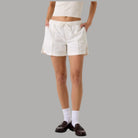 Shorts Guess GJ in Denim Bianco Vita Alta e Vestibilità Rilassata - Prodotti di Classe