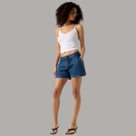 Shorts in denim blu con vita elasticizzata e orli sfrangiati