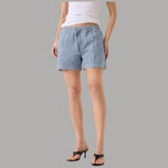Pantaloncini di cotone denim a righe con elastico e cordoncino in vita