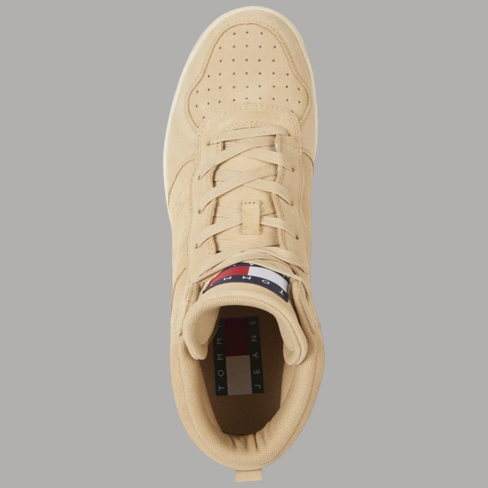Sneakers alte beige con punta traforata, lacci e inserto interno scuro