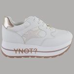 Sneaker platform bianche con dettagli oro, logo laterale e suola spessa marrone