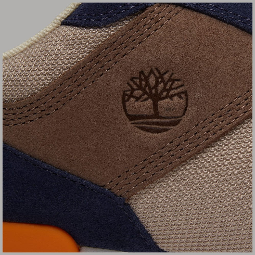 Sneaker Timberland dettaglio del tallone: logo albero in rilievo su pannello marrone