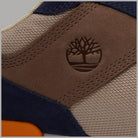 Sneaker Timberland dettaglio del tallone: logo albero in rilievo su pannello marrone