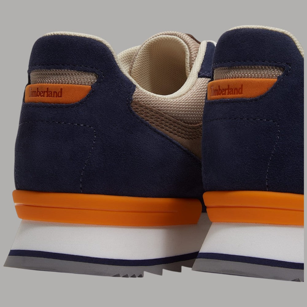 Sneaker Timberland dietro: tomaia blu scuro e beige, suola arancione e strisce bianche