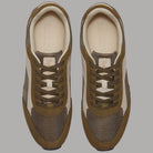 Interno delle sneakers beige con lacci marrone, vista dall’alto