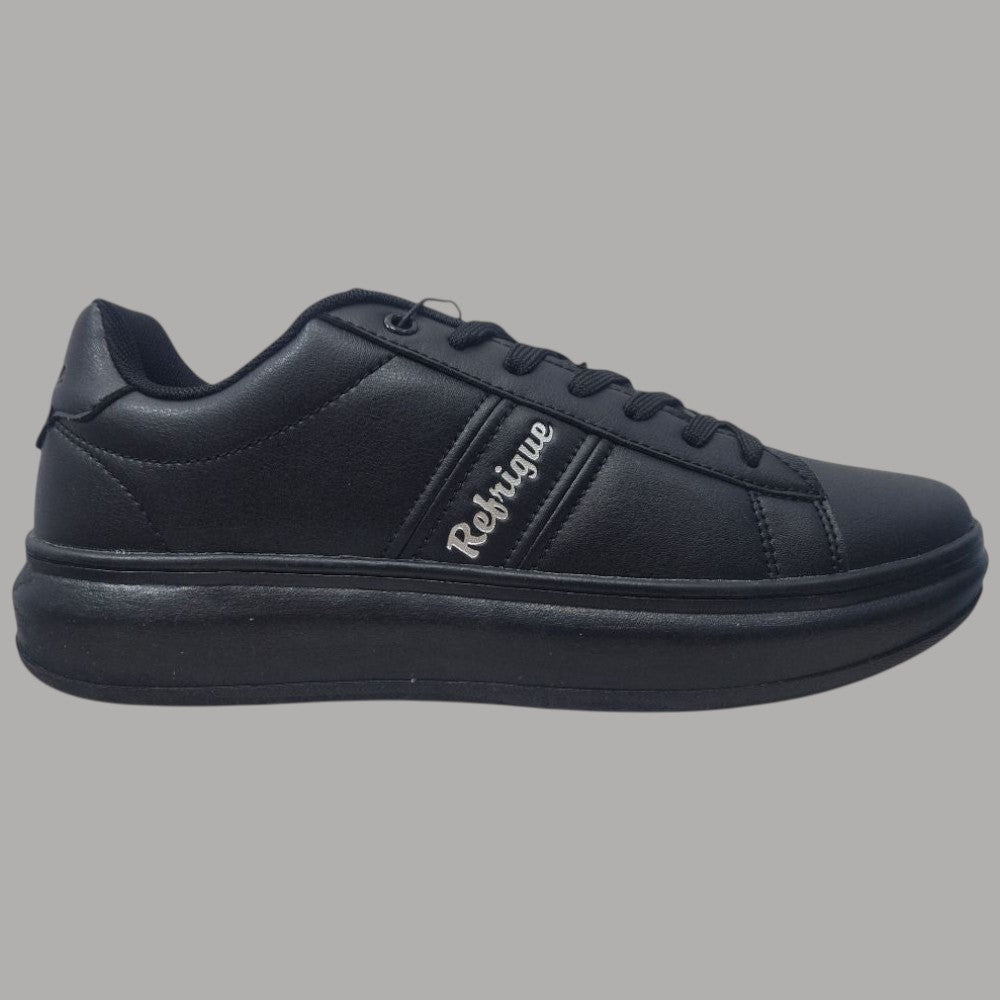 Sneakers uomo nere Refrigue in similpelle e gomma, profilo laterale con logo
