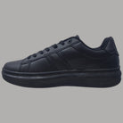 Sneakers uomo nere Refrigue in similpelle e gomma, vista laterale con lacci