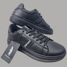 Sneakers uomo nere Refrigue in similpelle e gomma, vista frontale con linguetta