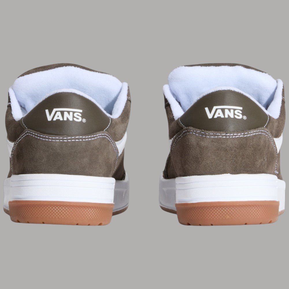 Sneaker Vans Hylane con tallone in camoscio marrone, bordo arancione e suola bianca