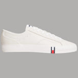 Sneakers in pelle ecru con patch bandierina su lato, suola bianca
