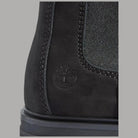 Stivaletto Timberland in nabuk nero con cuciture laterali e logo sull’area tallone.