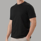 T-shirt nera con girocollo e maniche corte, vestibilità regolare, logo piccolo
