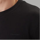 T-shirt nera in cotone interlock, girocollo, logo Calvin Klein sul petto