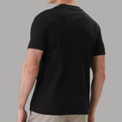 T-shirt nera girocollo, taglio regolare, vista posteriore pulita