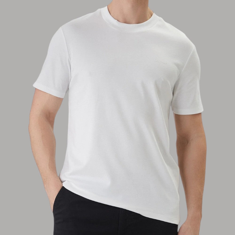 T-shirt bianca con girocollo e maniche corte, vestibilità regolare, logo piccolo