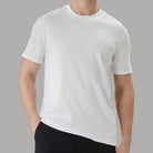 T-shirt bianca con girocollo e maniche corte, vestibilità regolare, logo piccolo