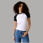 T-shirt slim bianca con maniche nere e logo stampato rosa sul petto