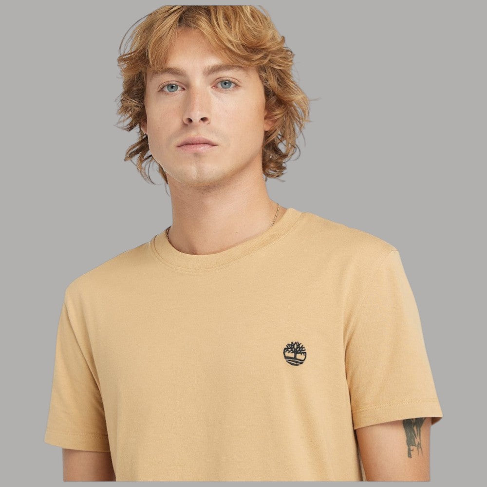 T-shirt Timberland cotone slim beige, logo ricamato sul petto in primo piano