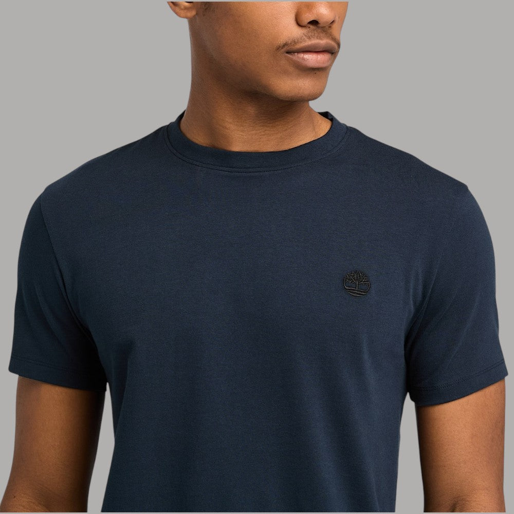 T-shirt Timberland cotone slim blu scuro, logo ricamato sul petto in primo piano