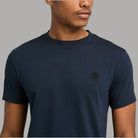 T-shirt Timberland cotone slim blu scuro, logo ricamato sul petto in primo piano