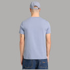 T-shirt uomo azzurro chiaro con logo ricamato sul retro e stampa “7” sulla manica