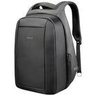 Zaino nero da viaggio con tasca laterale verticale e zip, maniglia in alto.