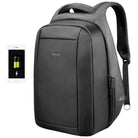 Zaino nero da viaggio con pannello frontale e zip laterale.