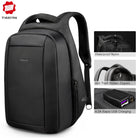 Zaino nero da viaggio con maniglia superiore e tasca laterale con zip.