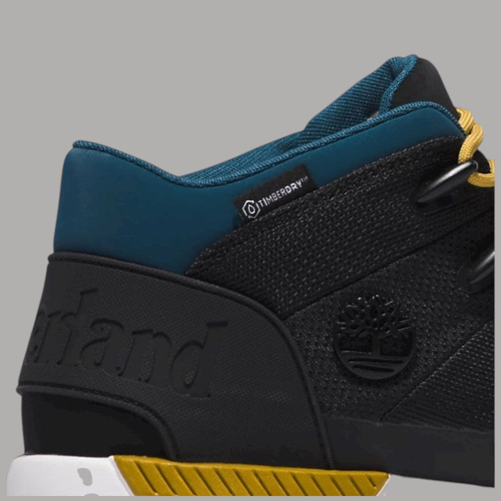 Scarpa Timberland con tomaia nera e collar blu, logo sul lato e fascia gialla