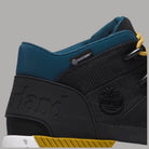 Scarpa Timberland con tomaia nera e collar blu, logo sul lato e fascia gialla