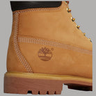 Stivale impermeabile giallo: logo Timberland sul lato, cuciture decorative e suola spessa