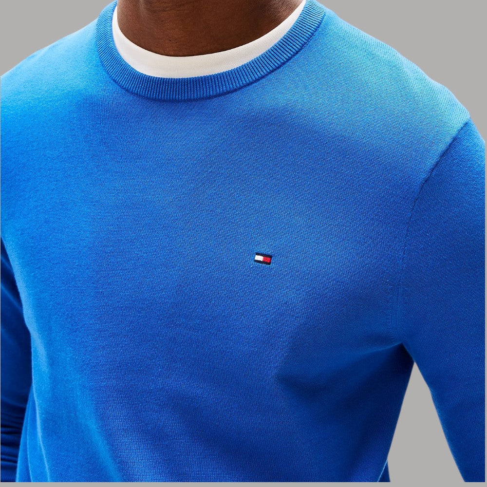 Maglione in cotone azzurro con bandierina ricamata sul petto e girocollo