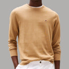 Maglione girocollo in cotone beige con maniche lunghe e logo ricamato sul petto