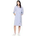 Vestito chemisier a righe verticali celeste e bianche, maniche lunghe, cintura in vita.