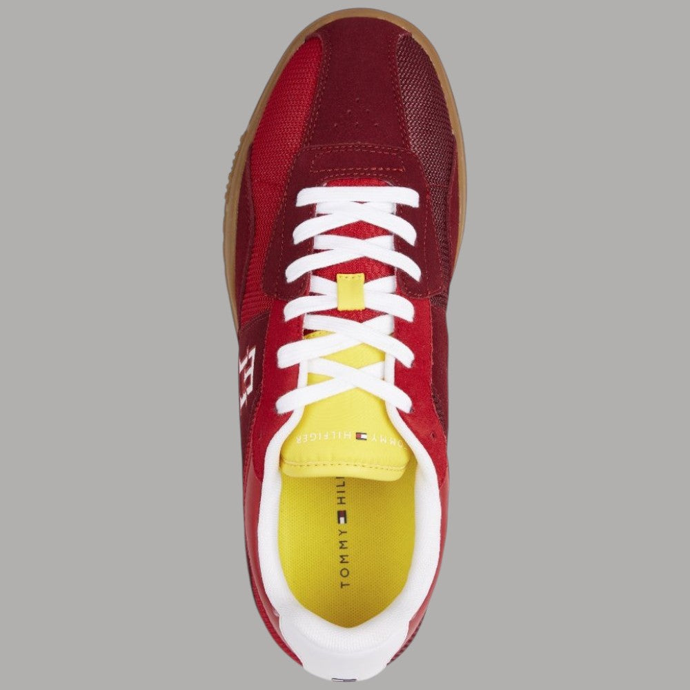 Sneaker Tommy Hilfiger rosse con lacci bianchi, intersuola bianca e plantare giallo