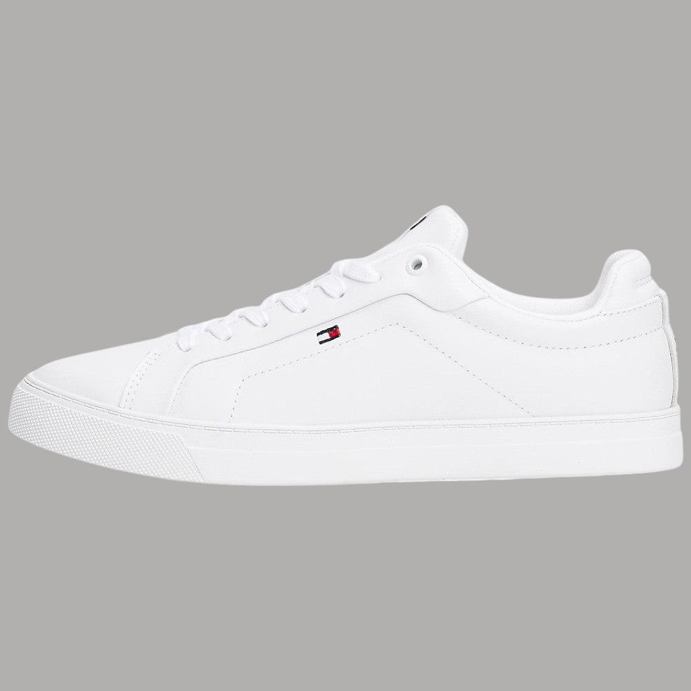 Sneakers bianche in pelle con tomaia liscia, lacci e suola in gomma