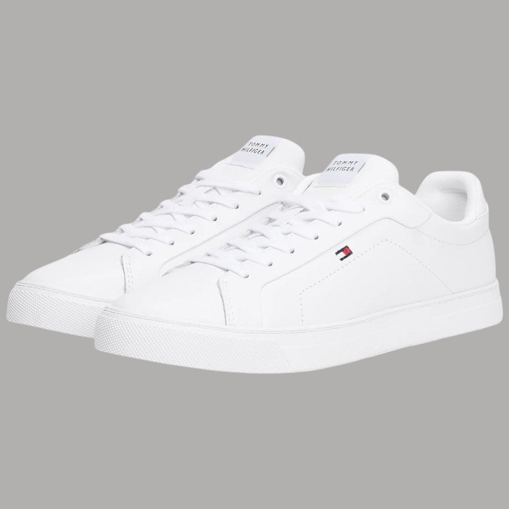 Coppia di sneakers bianche in pelle con lacci e logo a bandierina