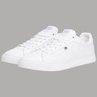 Coppia di sneakers bianche in pelle con lacci e logo a bandierina