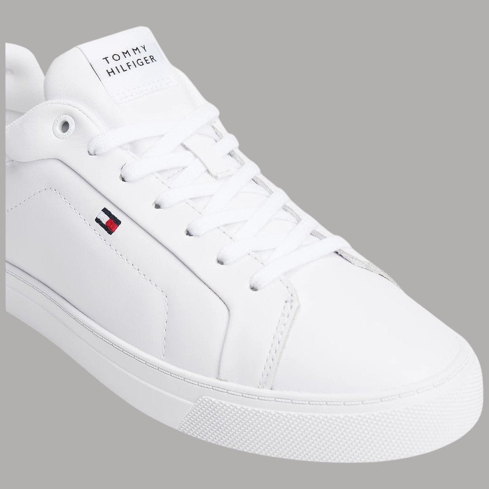 Sneakers bianche Tommy Hilfiger in pelle con lacci e bandierina laterale