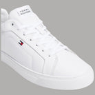 Sneakers bianche Tommy Hilfiger in pelle con lacci e bandierina laterale
