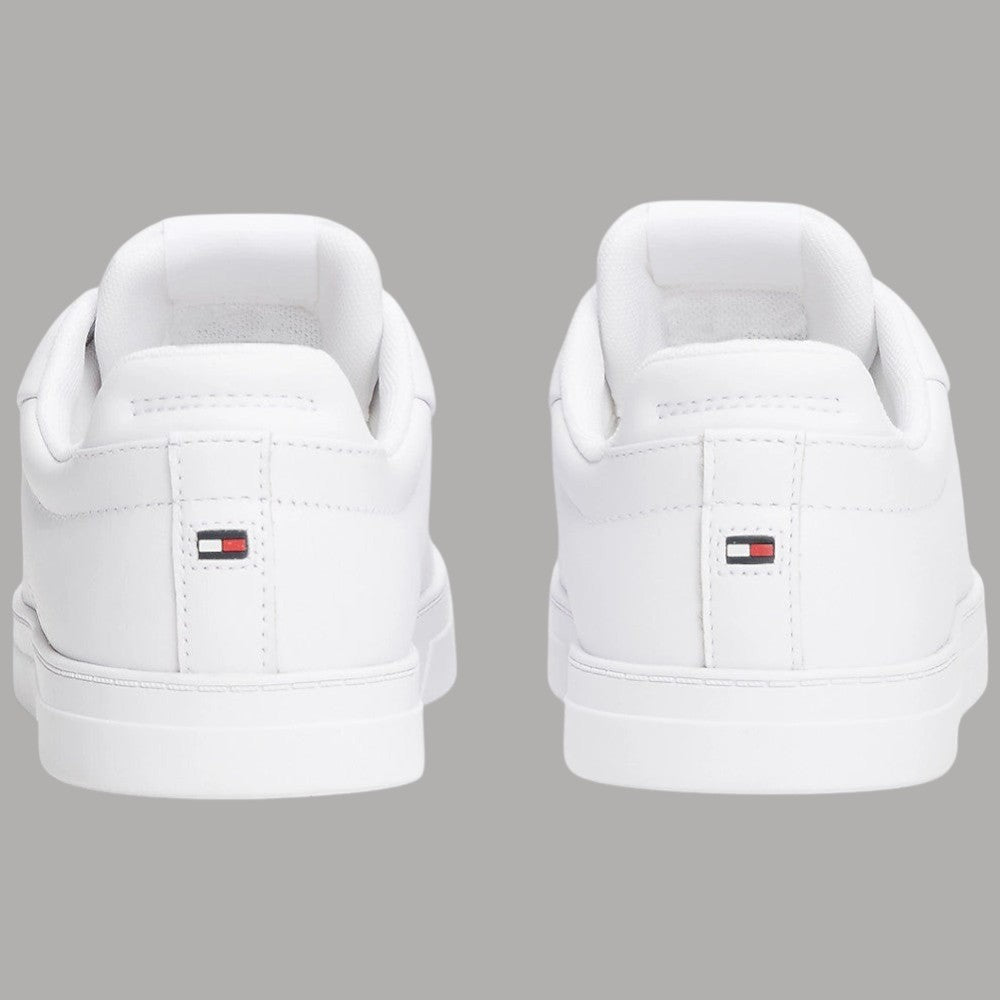 Retro sneakers bianche in pelle con linguetta imbottita e logo a bandierina