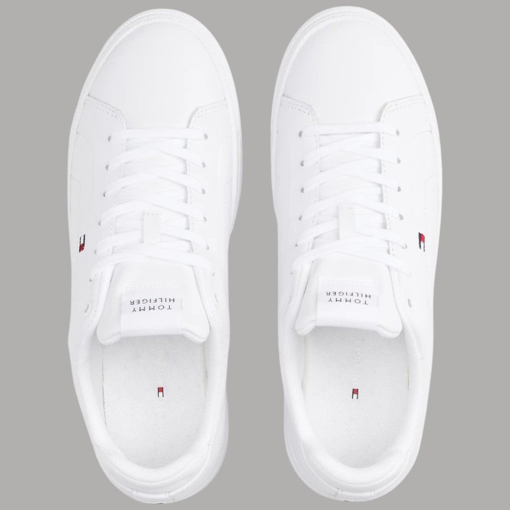 Sneakers bianche in pelle viste dall’alto con lacci e logo sulla linguetta